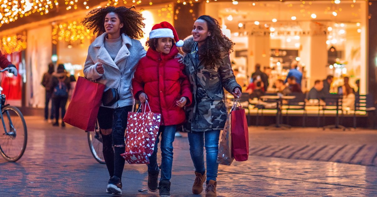 women holiday shopping